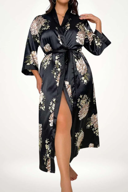 Kimono noir en satin avec des motifs floraux, décolleté en V et fente sur le côté, évoquant douceur et élégance