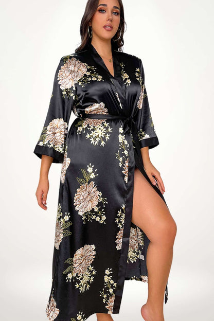 kimono femme nuit noir fleuri en satin fluide, coupe longue avec ceinture et imprimés floraux ivoire raffinés
