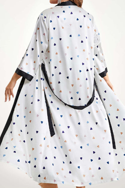 Kimono fluide pour femme en tissu blanc orné de petits cœurs colorés, avec des manches larges et un col noir