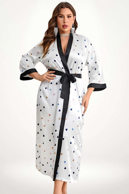 Kimono féminin fluide blanc avec motifs de cœurs colorés et ceinture noire, posé sur fond neutre