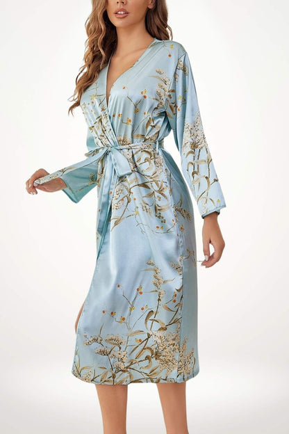 Kimono en satin bleu clair avec motifs floraux, manches longues, noué à la taille, évoquant une légèreté nocturne