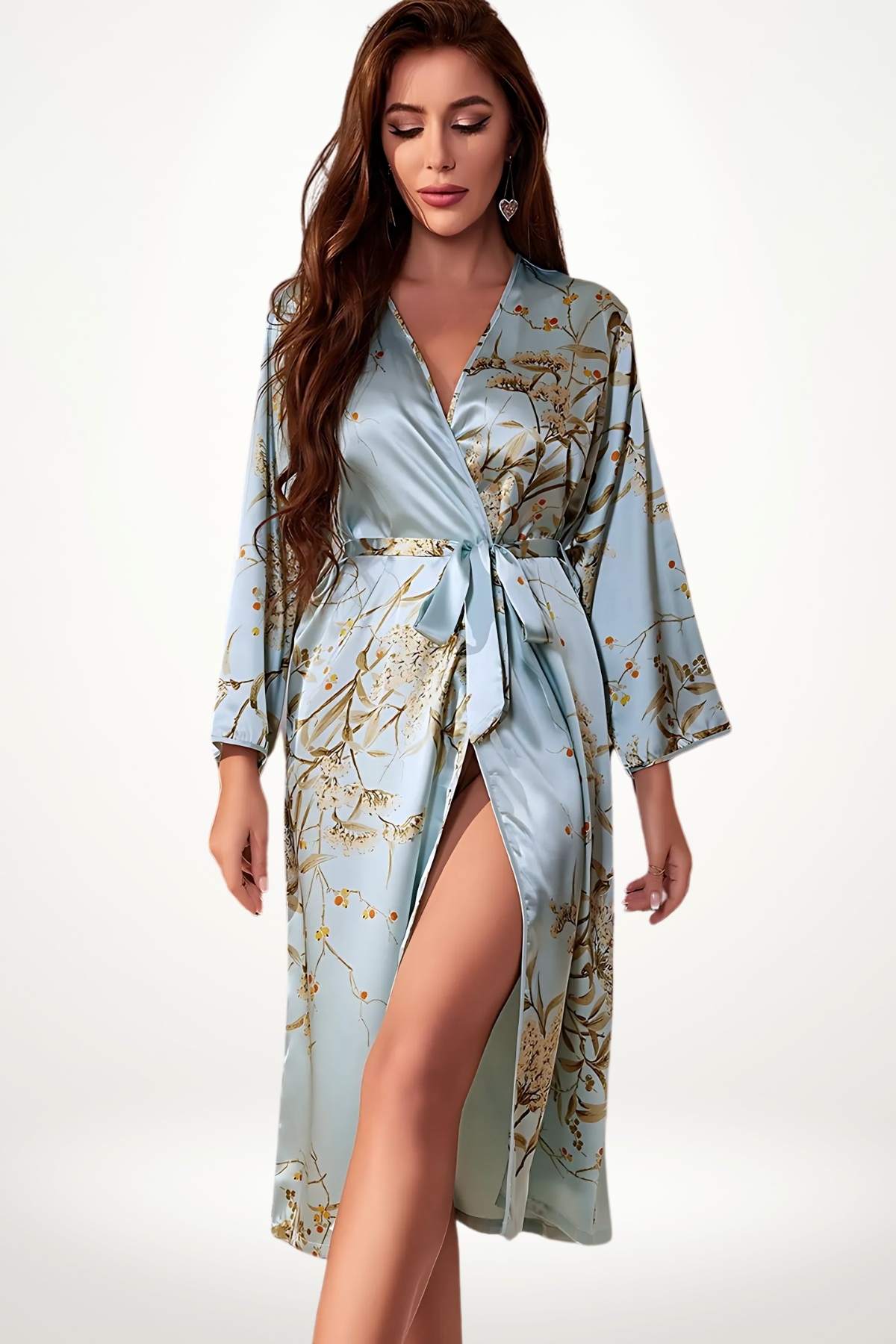 Kimono satin femme bleu ciel avec motifs floraux dorés et ceinture obi, idéal pour des nuits élégantes et légères
