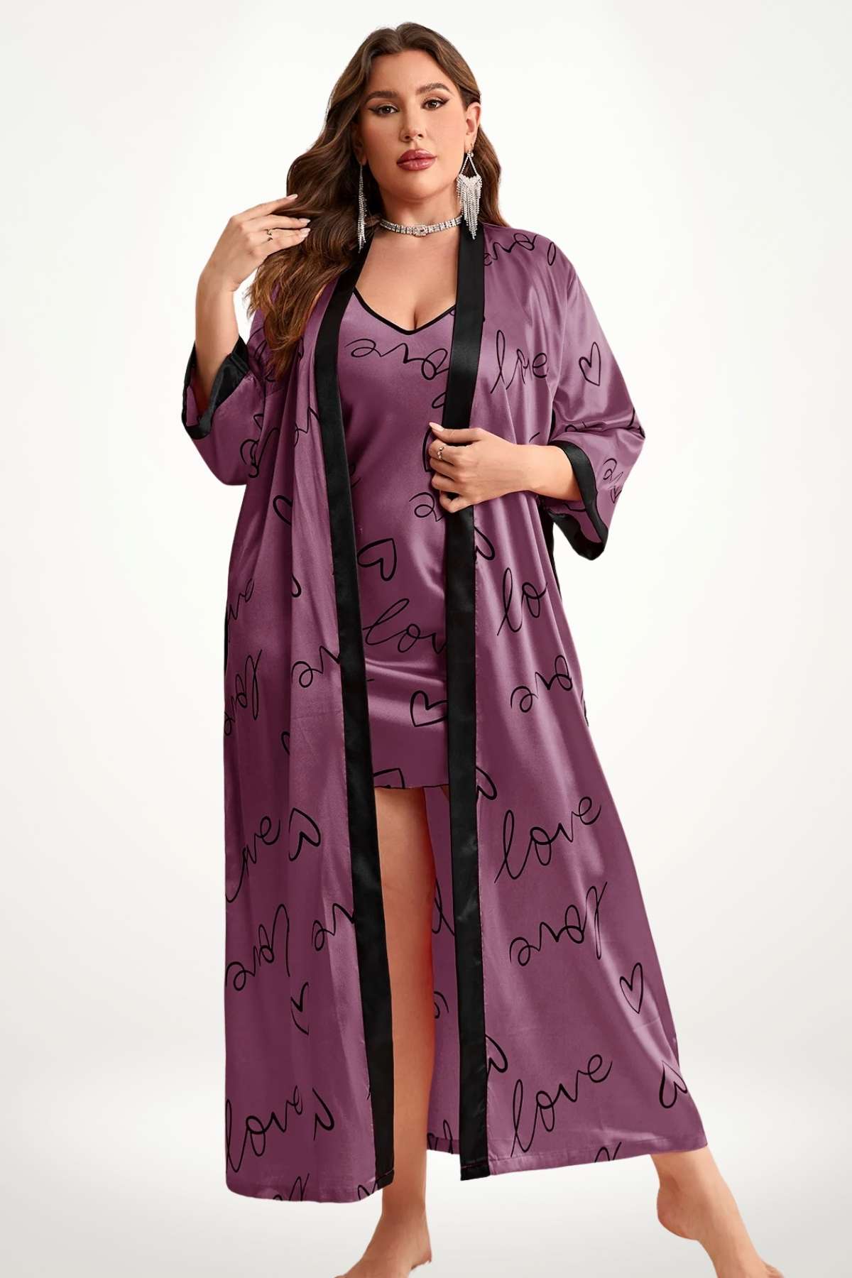 Femme portant un kimono satin violet avec des motifs en cœur, se tenant debout dans un décor sobre