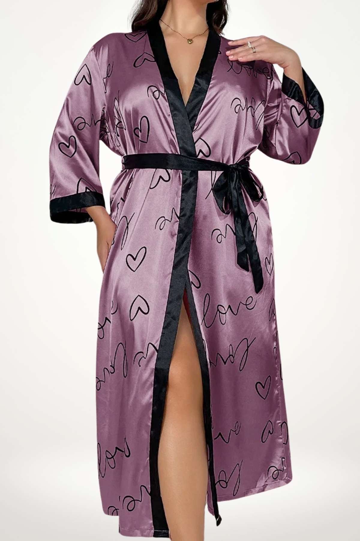 Robe de satin mauve avec motifs de cœurs noirs, décolleté en V et ceinture assortie