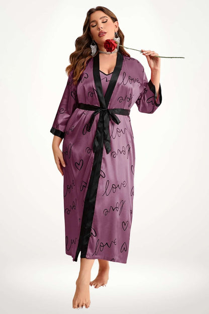 kimono femme nuit mauve en satin fluide avec motifs love et cœurs noirs, coupe longue élégante et ceinture noire contrastée
