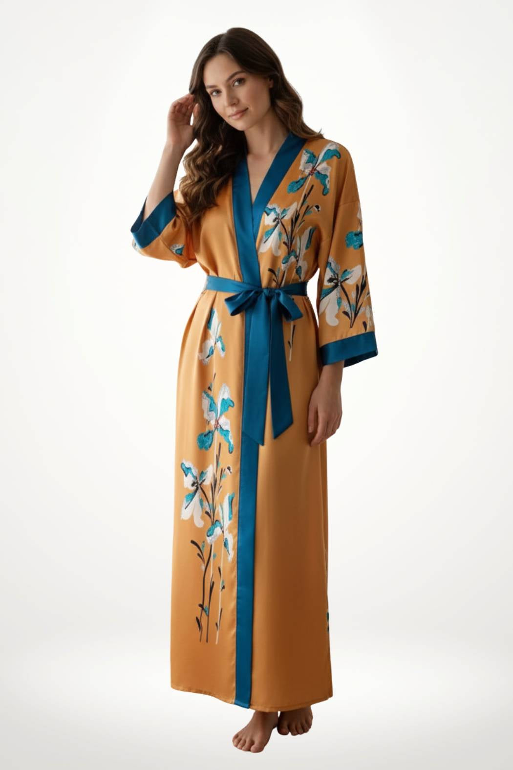 Une femme porte un kimono jaune avec des motifs floraux bleus et un ceinturon turquoise, sur fond blanc
