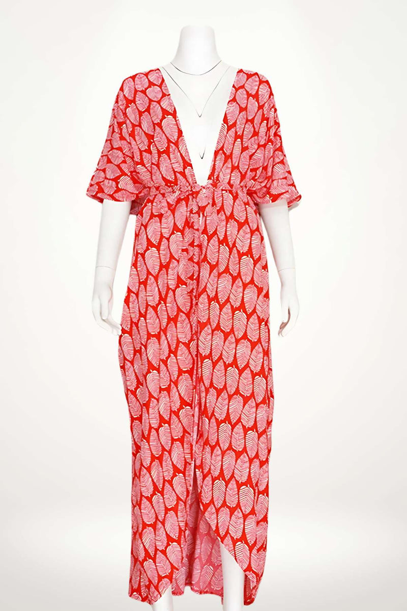 Robe kimono rouge à motifs de feuilles blanches, manches courtes, décolleté en V, drapée élégamment sur un mannequin