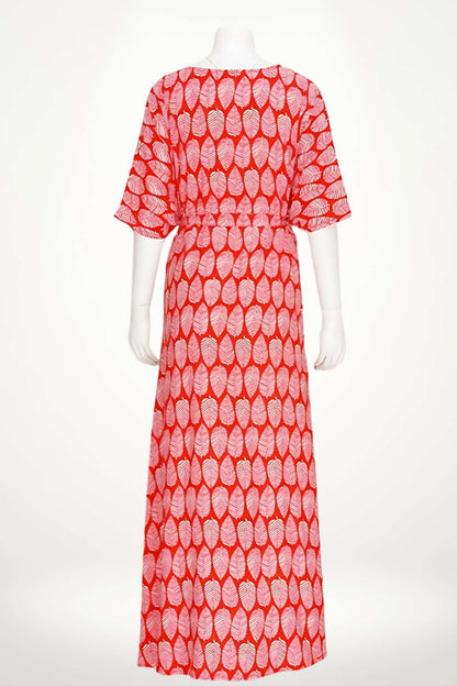 Kimono long rouge à motifs de feuilles blanches, avec des manches larges, posé sur un mannequin