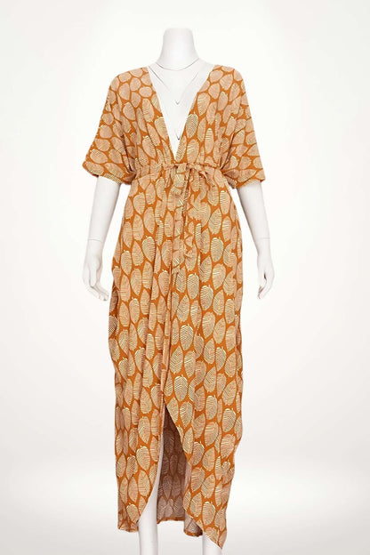 Robe longue en tissu léger, couleur orange avec motifs de feuilles blanches, idéale pour un style japonais à la plage