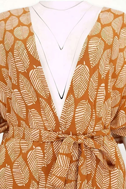 Kimono en tissu orange avec motifs de feuilles blanches, ceinture nouée à la taille, élégant et confortable