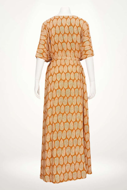 Kimono long en tissu léger avec un motif de feuilles dorées sur fond orange, élégant et confortable