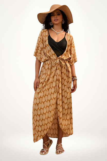 Kimono femme long camel à motif feuilles blanches, coupe fluide avec ceinture, pour un style estival chic et naturel.