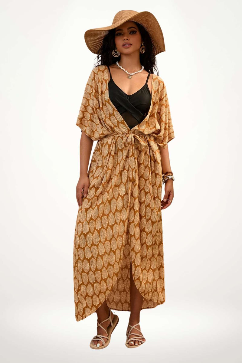 Kimono femme long camel à motif feuilles blanches, coupe fluide avec ceinture, pour un style estival chic et naturel.