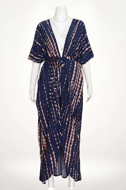 Kimono élégant en tissu navy avec motifs roses, manches larges et ceinture, sur fond neutre