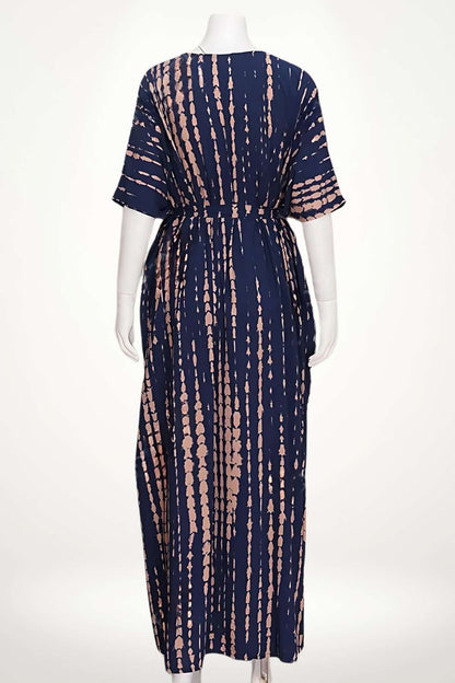 Robe longue en tissu bleu marine avec motifs roses, à manches courtes et ceinture marquée à la taille