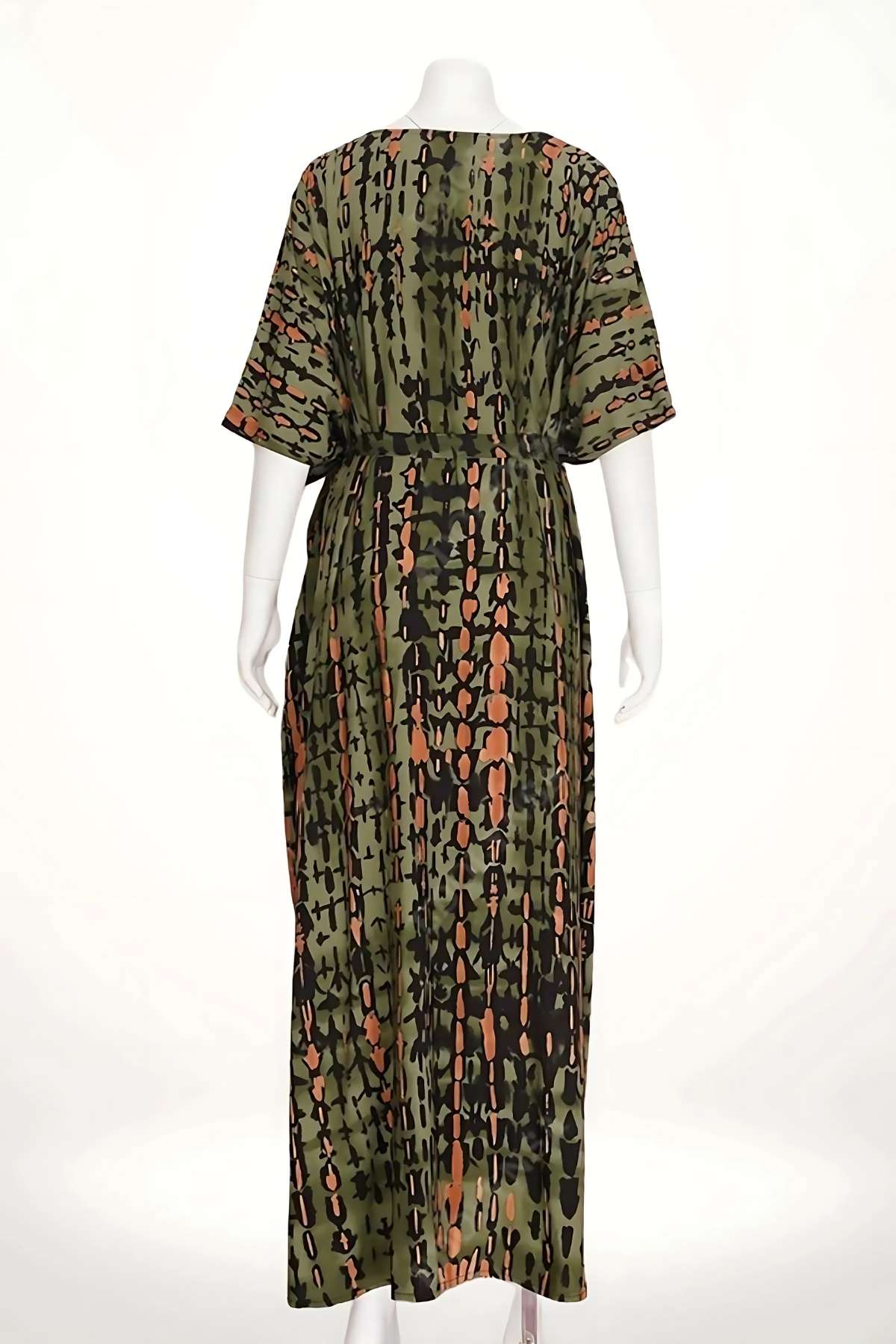 Kimono long en tissu léger avec motifs vert, noir et orange, porté sur un mannequin de dos