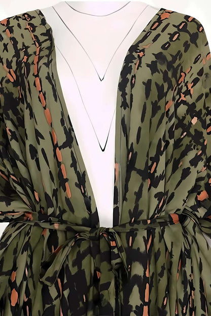 Kimono léger à motifs verts et noirs avec des touches de rose, drapé élégamment sur un mannequin