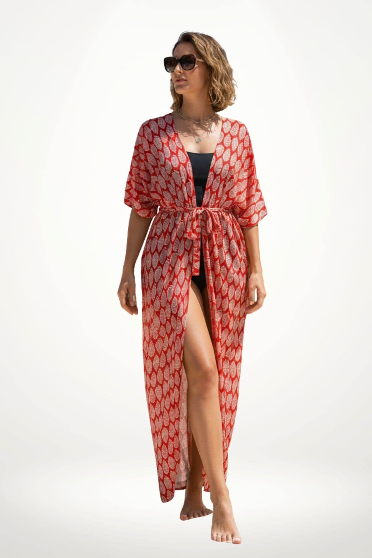 Femme portant un kimono rouge à motifs géométriques, debout sur un fond blanc, avec des lunettes de soleil