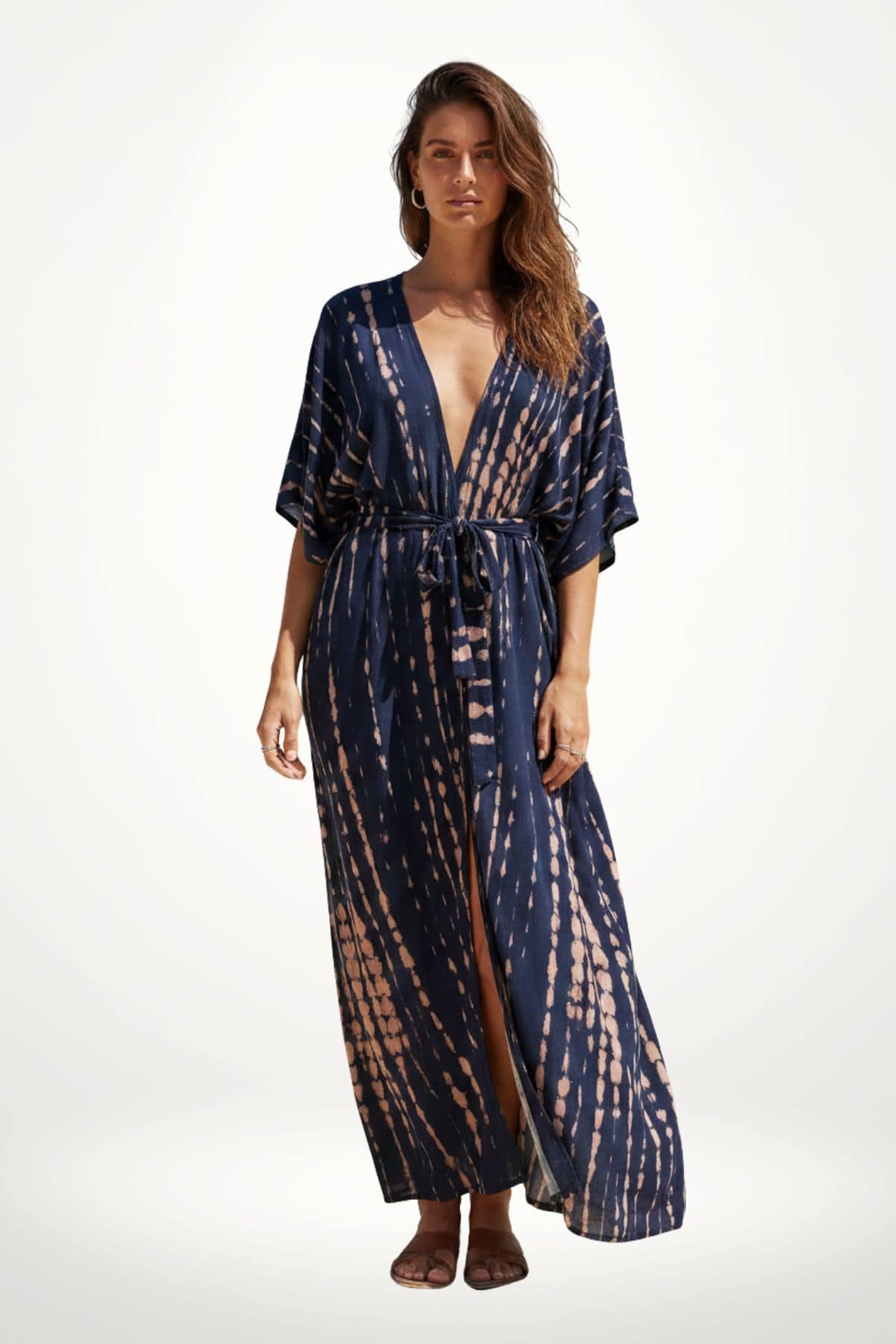 Robe longue en tissu bleu marine avec motifs tie and dye, décolleté en V et ceinture à la taille