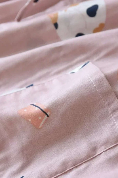Tissu en coton rose avec motifs géométriques colorés, idéal pour un kimono ou un pyjama confortable