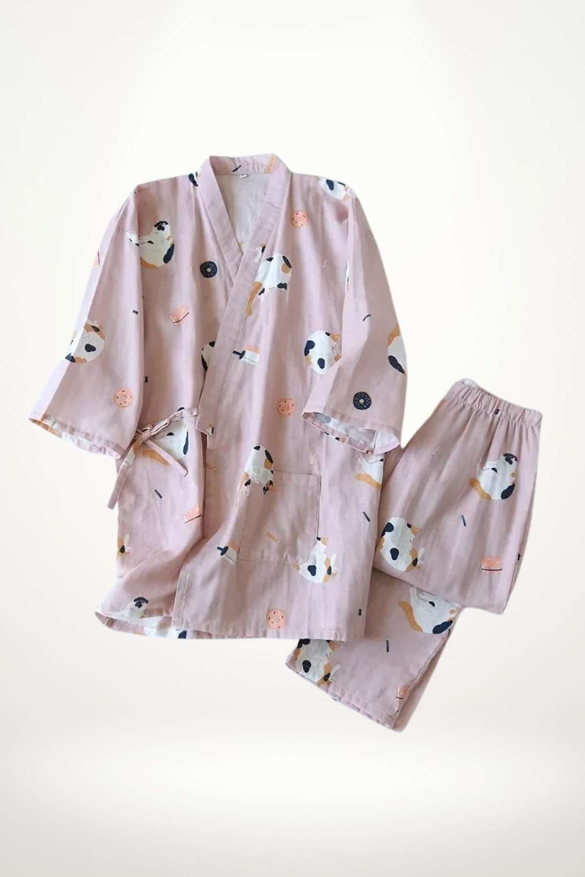 Kimono en coton rose avec motifs de pandas et de biscuits, accompagné d'un pantalon assorti, sur fond clair