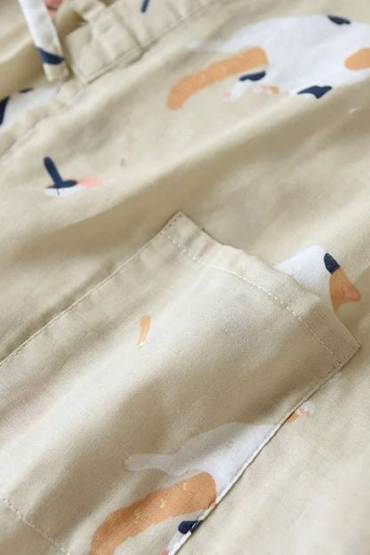 Tissu beige avec motifs de chats colorés, texture douce et légère, idéal pour un kimono cocooning