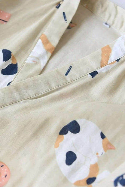 Kimono doux en tissu beige avec motifs de chats colorés, idéal pour un style cocooning