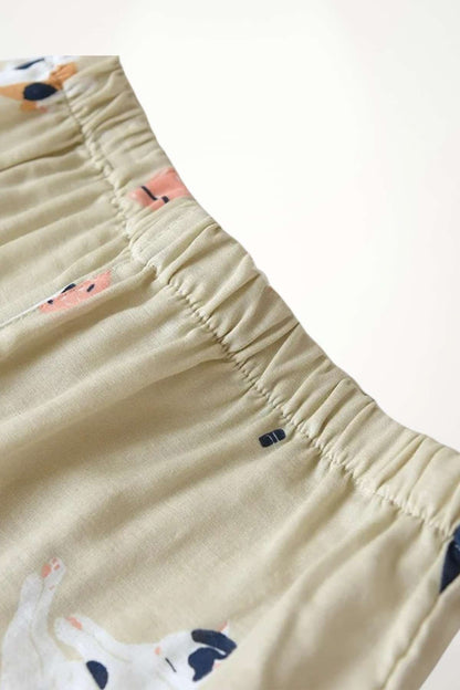 Un tissu doux beige avec des motifs de chiens colorés et une taille élastique confortable