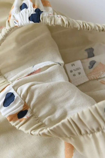 Tissu beige avec motifs colorés, élastique sur le col, texture douce et confortable pour un style cocooning