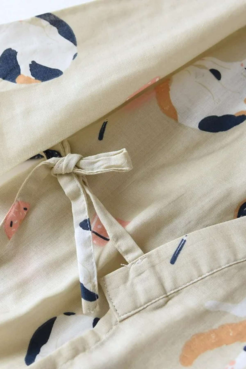 Tissu léger beige avec motifs colorés, lien noué et finition soignée, évoquant un style japonais cocooning