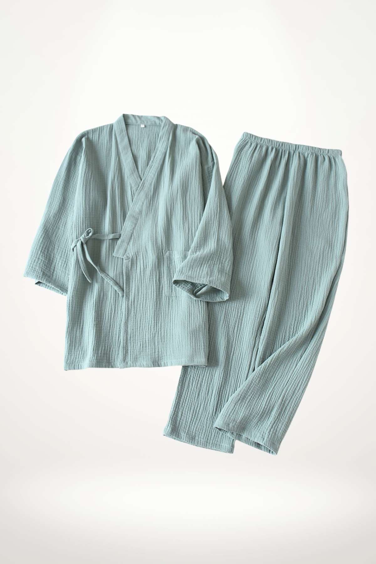 Ensemble de pyjama en kimono, couleur bleu pâle, en tissu léger et texturé, avec manches longues et pantalon assorti