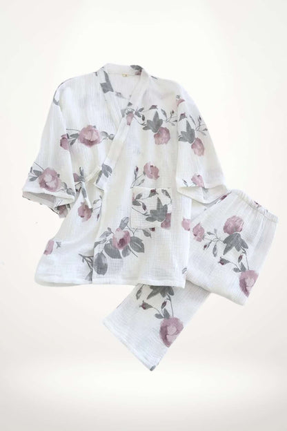 Kimono en tissu léger avec motifs floraux roses et verts, offrant confort et douceur, idéal pour un pyjama