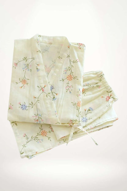 Kimono en tissu léger avec motifs floraux colorés sur fond crème, idéal pour un style confortable et féminin