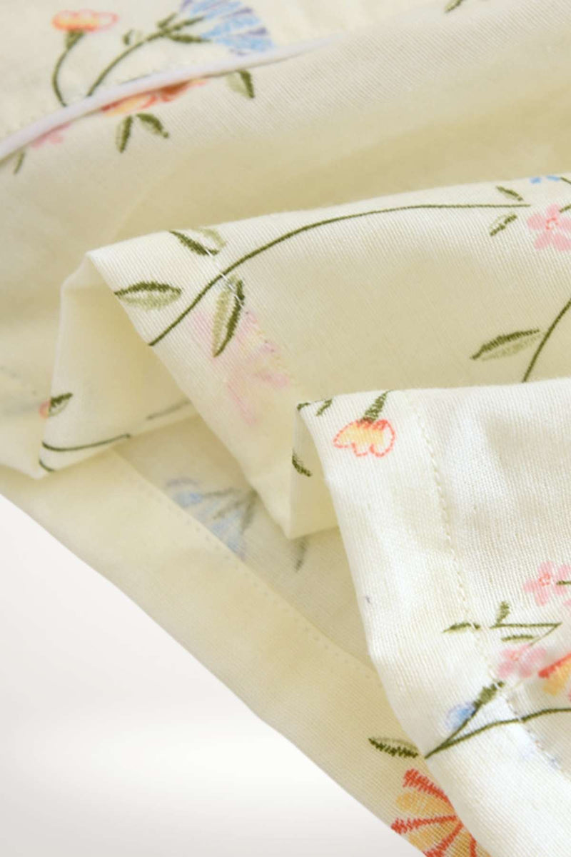 Tissu doux de couleur jaune clair avec motifs floraux délicats en rose et bleu, idéal pour un kimono confortable