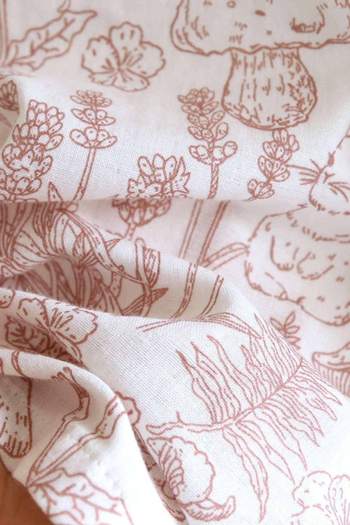 Tissu en coton doux avec motifs floraux en rose sur fond blanc, idéal pour un kimono ou un pyjama