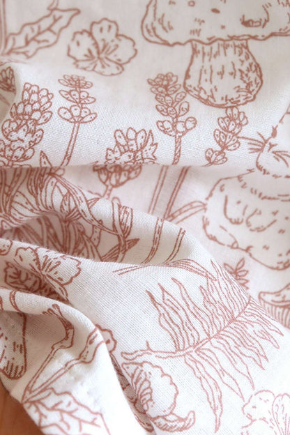 Tissu en coton doux avec motifs floraux en rose sur fond blanc, idéal pour un kimono ou un pyjama