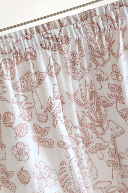 Tissu en coton blanc avec motifs floraux et champignons en rose, doux et léger, idéal pour un kimono