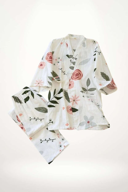Kimono féminin en tissu léger, blanc avec motifs floraux roses et verts, offrant une allure douce et élégante