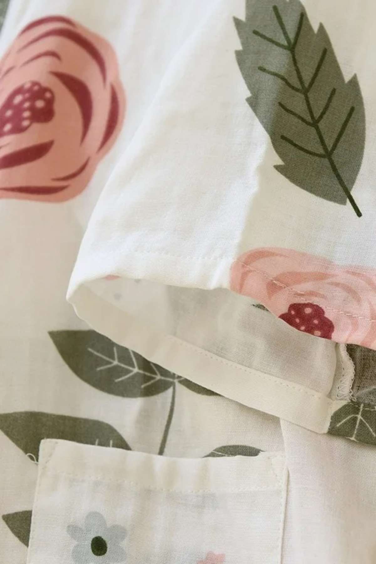 Tissu léger avec motifs floraux roses et verts sur fond blanc, évoquant un style japonais doux et élégant
