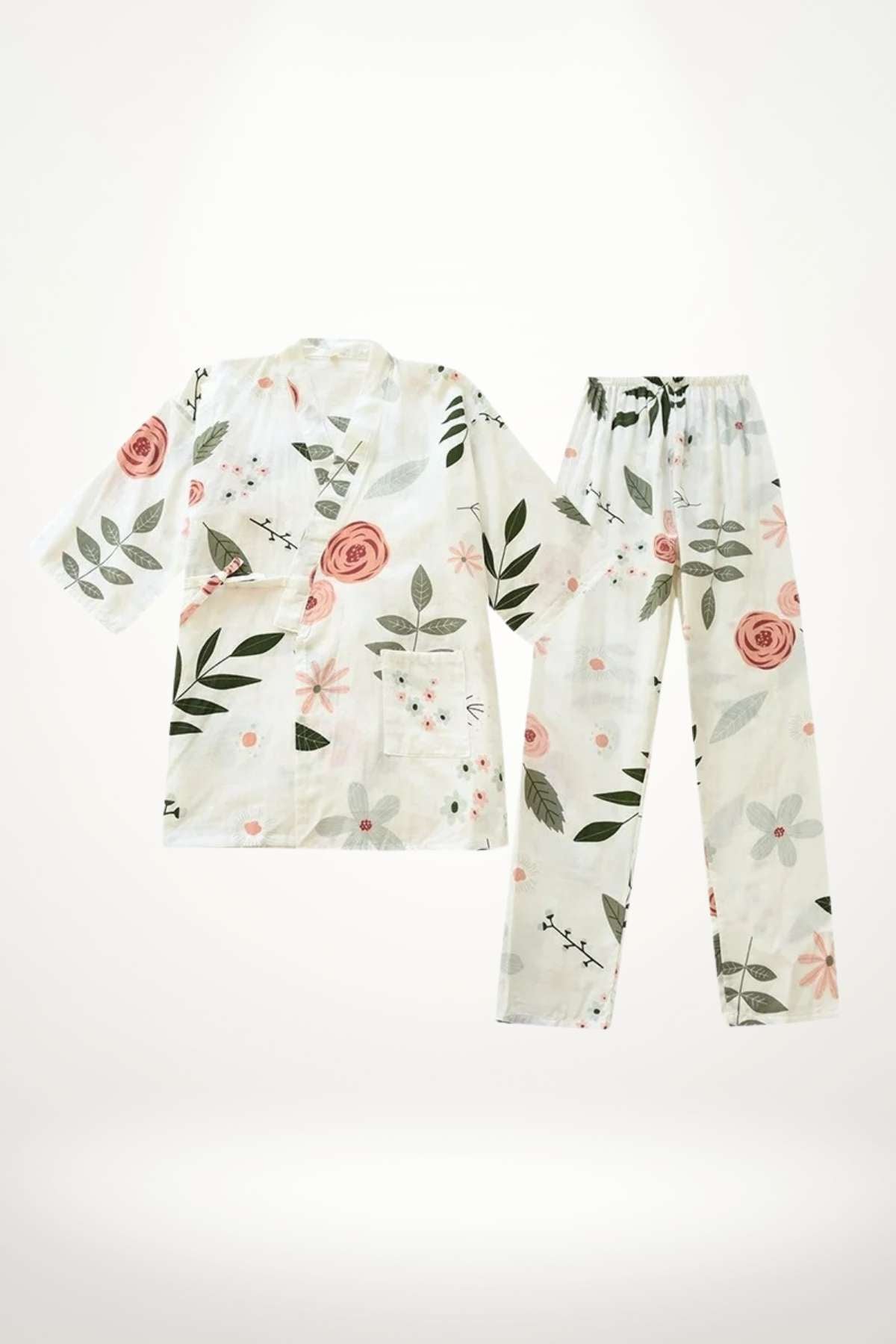 Ensemble de pyjama en tissu léger, blanc avec motifs floraux roses et verts, évoquant un style japonais