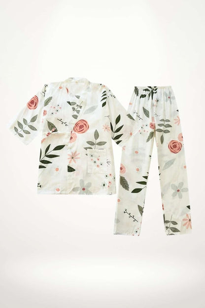 Ensemble de pyjama en tissu léger, blanc avec motifs floraux roses et verts, évoquant un style japonais