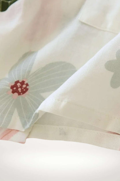 Tissu léger aux motifs floraux pastel, avec des nuances de rose et de vert, évoquant un style japonais apaisant