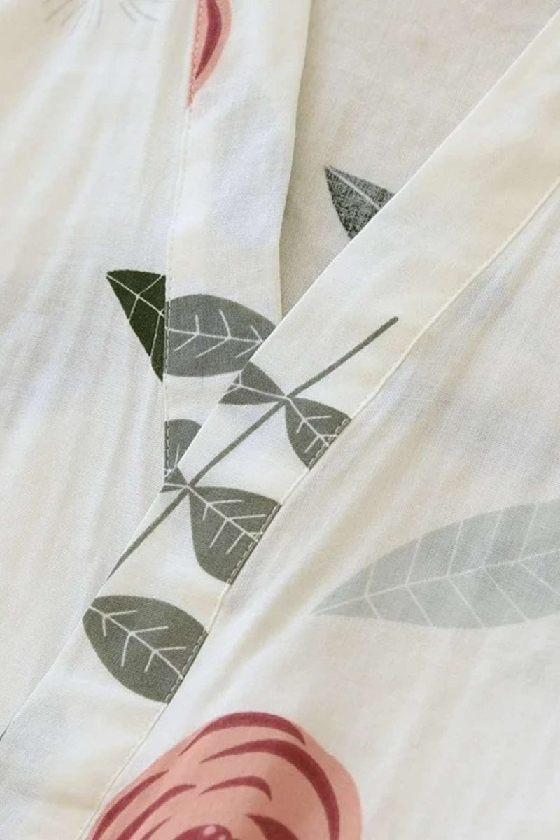 Tissu léger et doux avec motifs floraux roses et feuilles vertes sur fond blanc, style kimono délicat