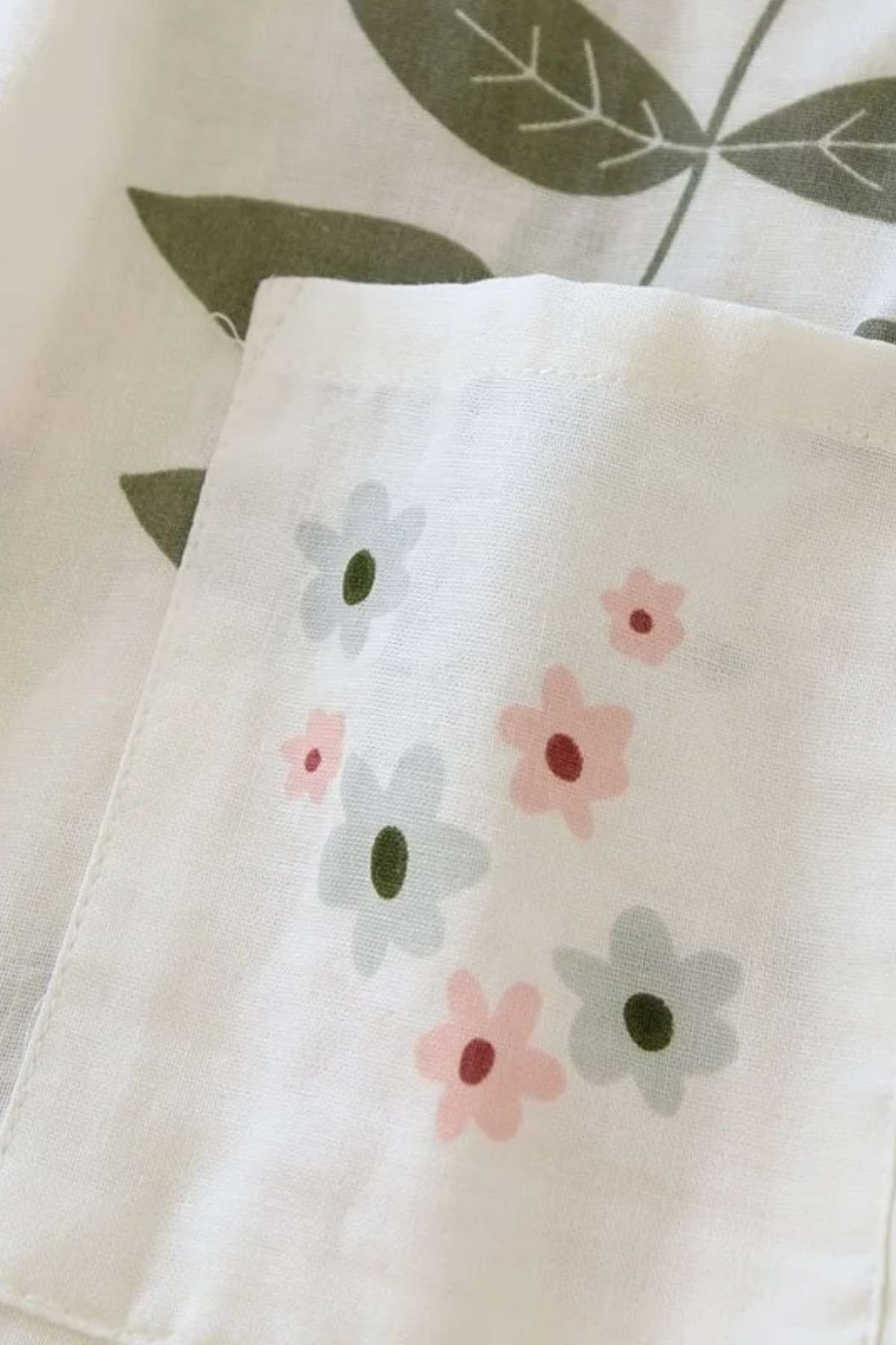 Tissu léger avec des motifs floraux pastel sur fond blanc, évoquant douceur et style japonais