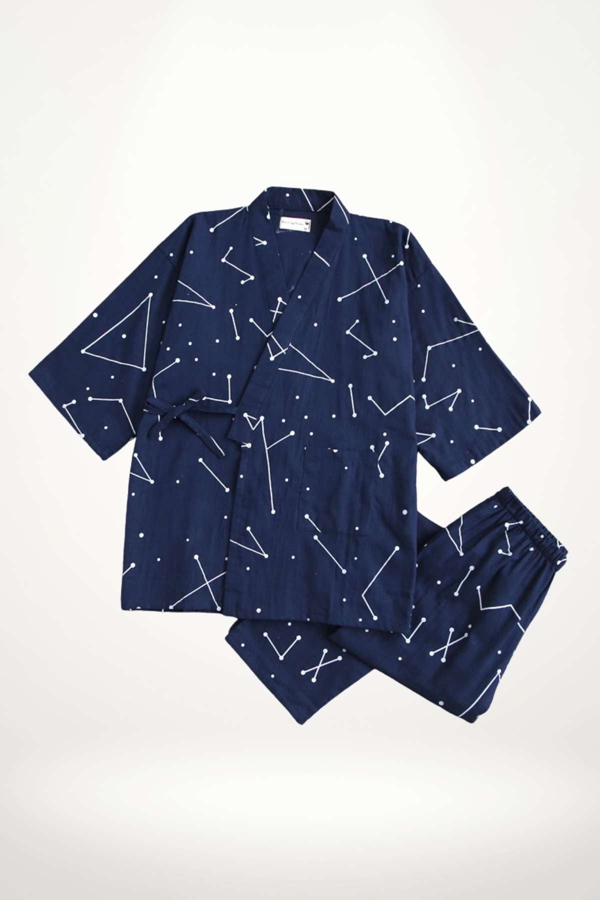 Kimono de nuit en tissu bleu marine avec motifs géométriques blancs, comprenant une veste et un pantalon assorti