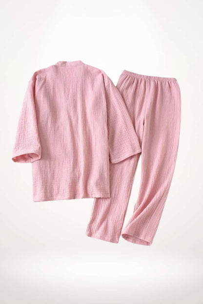 Ensemble de pyjama en tissu rose, avec un haut à manches longues et un pantalon ample, au style japonais