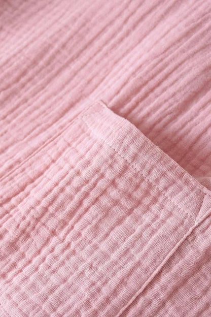 Tissu rose texturé avec des plis, mettant en avant un design doux et confortable pour un kimono de nuit