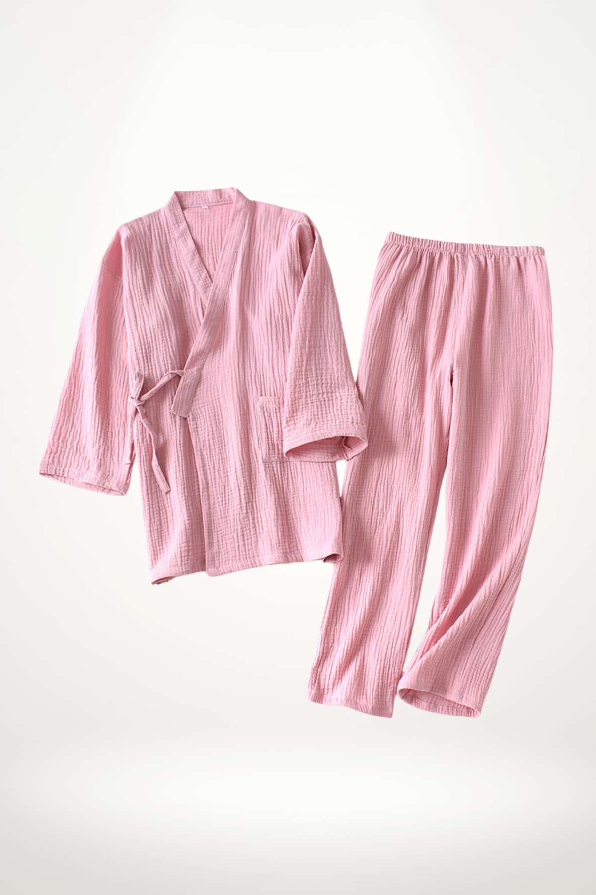 Ensemble de pyjama femme en tissu rose clair, composé d'une veste à manches longues et d'un pantalon assorti
