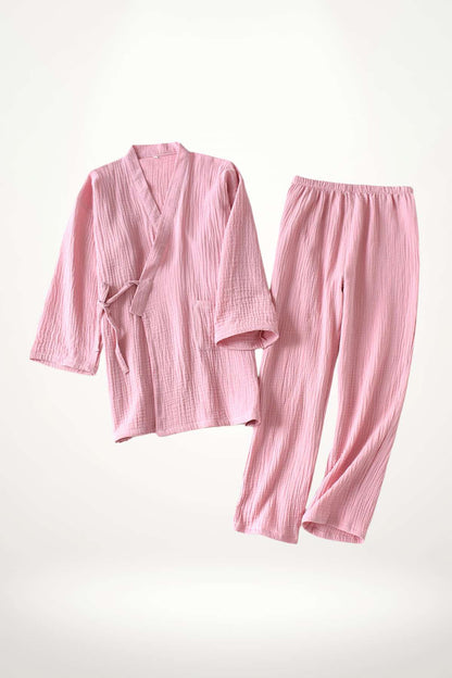 Ensemble de pyjama femme en tissu rose clair, composé d'une veste à manches longues et d'un pantalon assorti