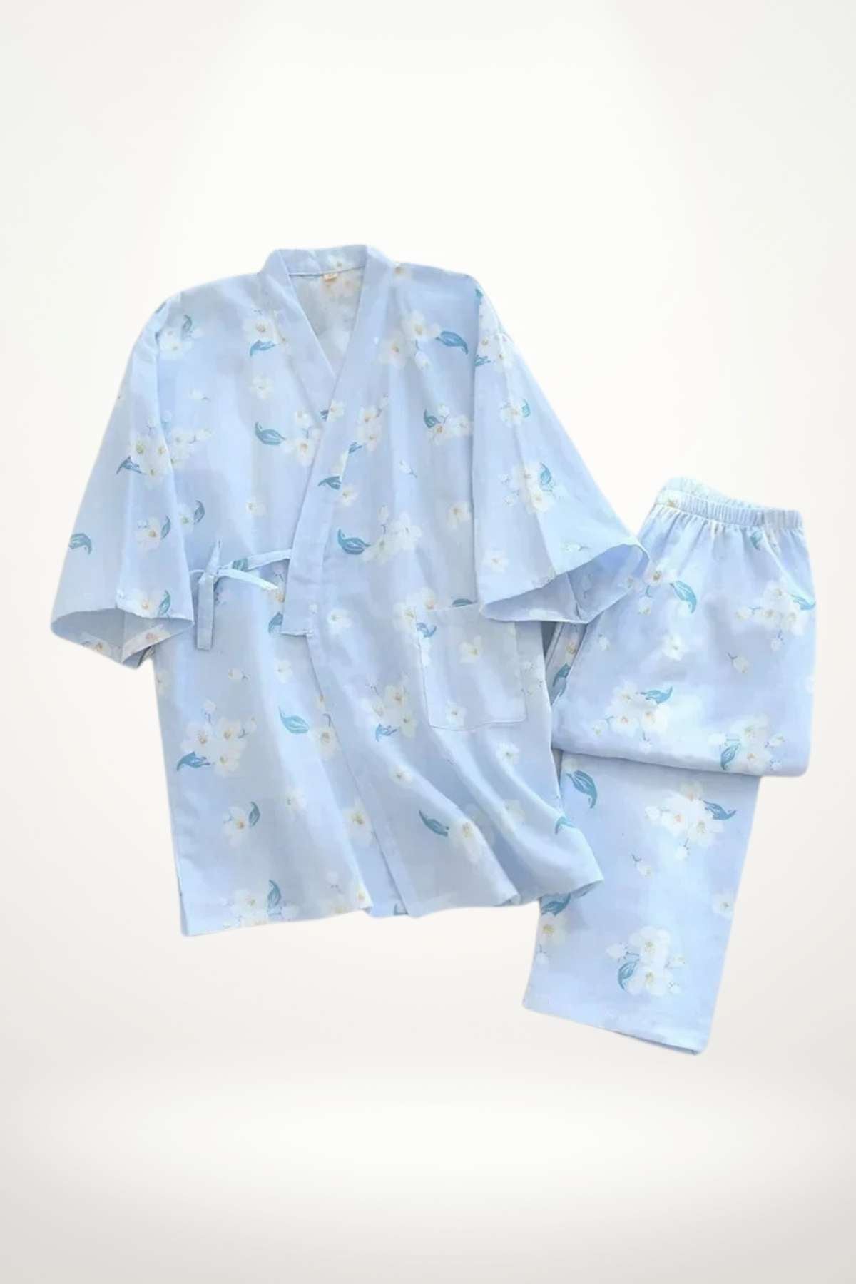 kimono pyjama femme bleu clair en coton à imprimé floral blanc, ensemble deux pièces léger et élégant pour nuits calmes et douces à la maison